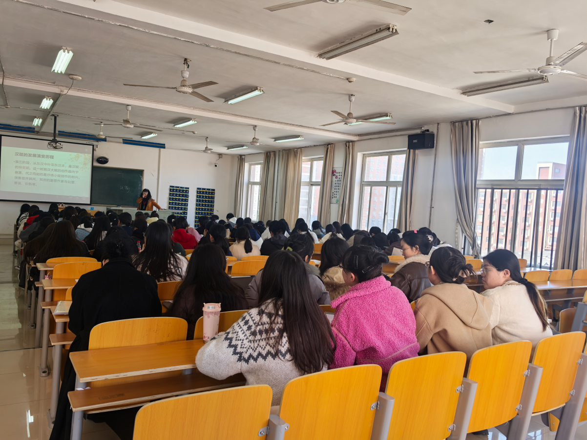 開展示范課觀摩活動，共探教學(xué)新路徑
