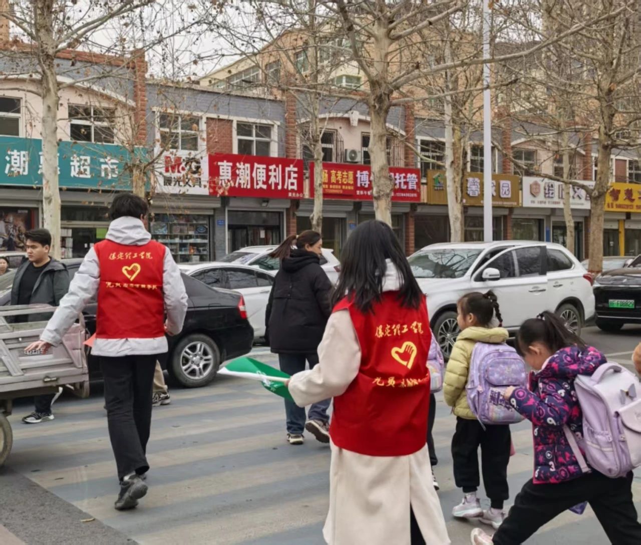學(xué)生支部 “學(xué)”途有愛，黨員護(hù)航--小學(xué)交通志愿服務(wù)行動(dòng)