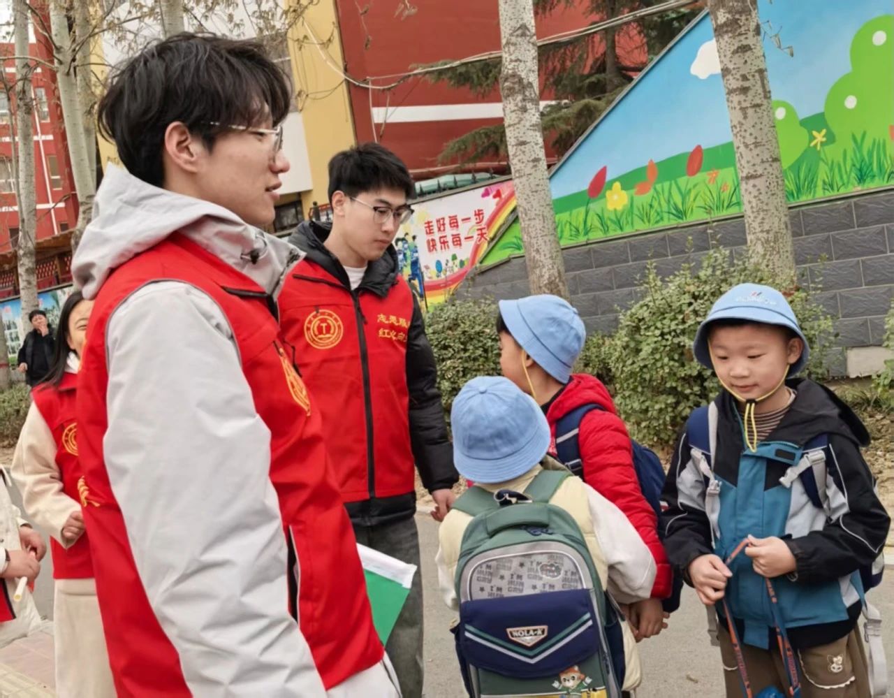 學(xué)生支部 “學(xué)”途有愛，黨員護(hù)航--小學(xué)交通志愿服務(wù)行動(dòng)