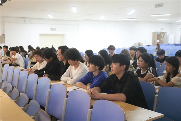 【黨建引領(lǐng)，育人鑄魂】鑄魂育人守初心 思政賦能啟新程——經(jīng)濟學(xué)院2024級班干部專題培訓(xùn)順利開展