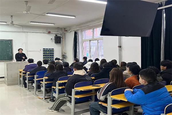 做教育，有心人——“書(shū)記進(jìn)課堂”助力學(xué)生發(fā)展