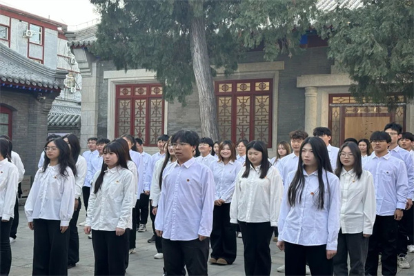保定理工學(xué)院經(jīng)濟(jì)學(xué)院舉行2024年新發(fā)展團(tuán)員入團(tuán)儀式暨留法勤工儉學(xué)運(yùn)動(dòng)紀(jì)念館主題教育活動(dòng)