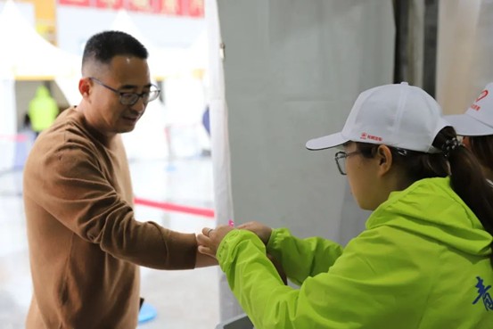 熱血青春助跑未來”——保定理工學院藝術學院志愿者為長城汽車智慧工廠半馬蓄勢添彩