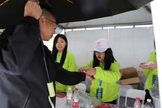 熱血青春助跑未來”——保定理工學院藝術學院志愿者為長城汽車智慧工廠半馬蓄勢添彩