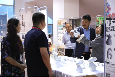 賀陽教育集團(tuán)董事長(zhǎng)周虎震 蒞臨藝術(shù)學(xué)院2025屆畢業(yè)作品展參觀指導(dǎo)