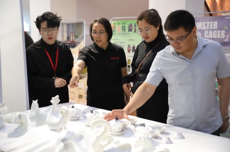 保定理工學(xué)院藝術(shù)學(xué)院2025屆畢業(yè)設(shè)計作品展盛大開幕，校企共賞藝術(shù)盛宴