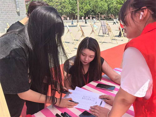 校園尋跡承師韻，家校同銘畢業(yè)情