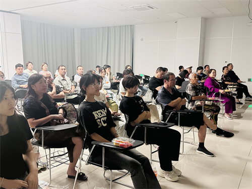 校園尋跡承師韻，家校同銘畢業(yè)情