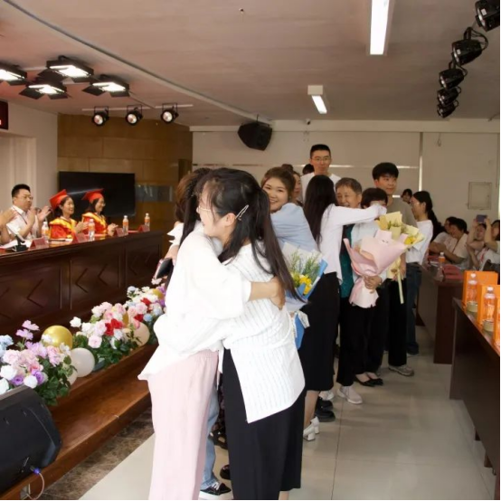 逐夢青春 遠行思恩 ：會計學(xué)院2025屆畢業(yè)典禮暨學(xué)位授予儀式