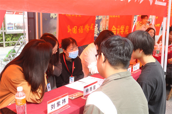 【精準賦能，職通未來】黨建引領促就業(yè)，簡歷義診暖生心——經(jīng)濟學院2025屆畢業(yè)生求職簡歷義診活動圓滿結(jié)束