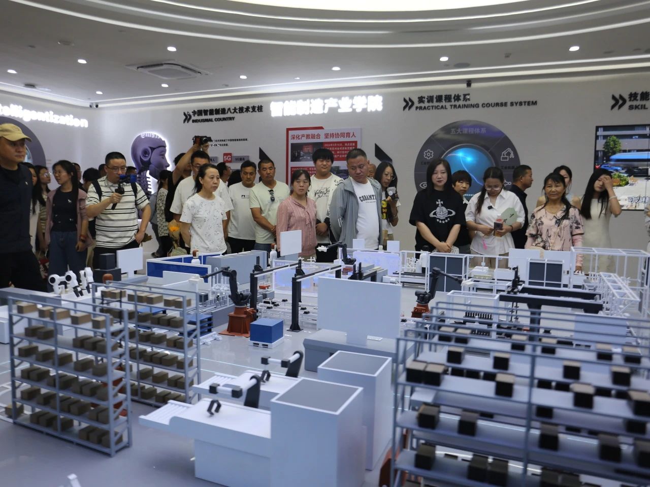 保定理工學(xué)院‖教育學(xué)院‖遇見未來，共育花開—2025屆教育學(xué)院家長(zhǎng)接待日?qǐng)A滿完成