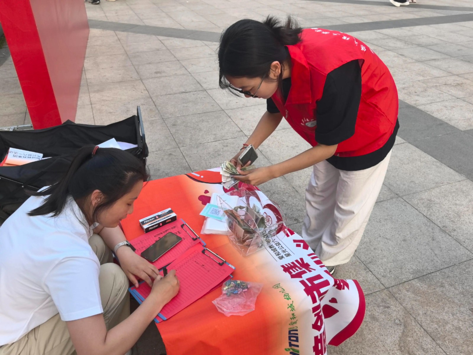 保定理工學院‖教育學院‖“六一“益”起來，義賣暖童心”——保定理工學院教育學院黨員志愿服務隊走進愛和城幼兒園開展六一愛心市集活動保定理工學院‖教育學院‖“六一“益”起來，義賣暖童心”——保定理工學院教育學院黨員志愿服務隊走進愛和城幼兒園開展六一愛心市集活動
