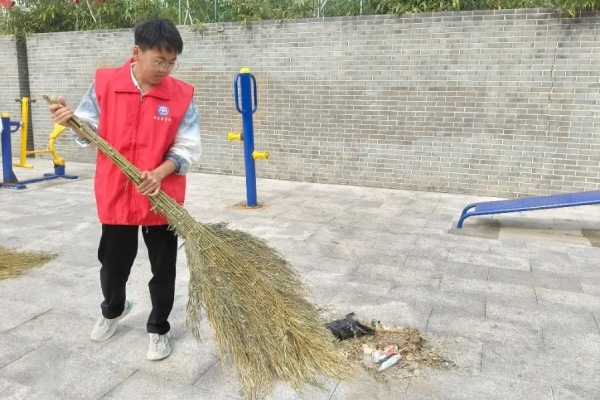 【青春筑夢(mèng)，志愿逐光】綠蔭清掃護(hù)家園 青春志愿暖東莊——康復(fù)醫(yī)學(xué)院志愿者赴東小莊村進(jìn)行志愿服務(wù)清掃活動(dòng)