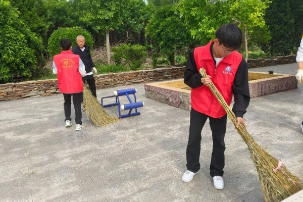 【青春筑夢(mèng)，志愿逐光】綠蔭清掃護(hù)家園 青春志愿暖東莊——康復(fù)醫(yī)學(xué)院志愿者赴東小莊村進(jìn)行志愿服務(wù)清掃活動(dòng)