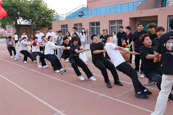 【競逐風(fēng)采，賽場爭先】拔河賽場展風(fēng)采，團結(jié)拼搏鑄佳績