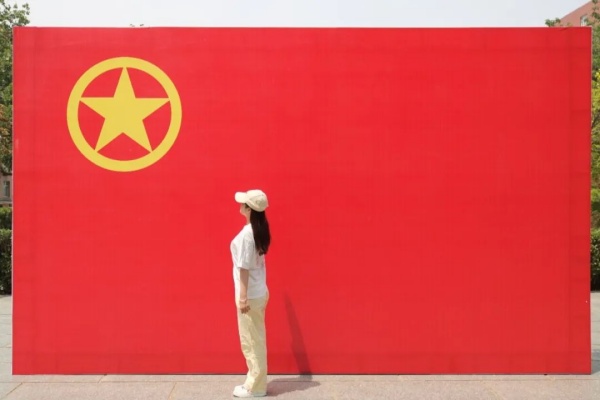 【團(tuán)旗合影，青春留念】“我與團(tuán)旗團(tuán)徽合個(gè)影”：定格青春印記 鐫刻初心使命