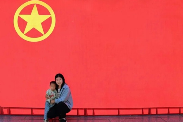 【團(tuán)旗合影，青春留念】“我與團(tuán)旗團(tuán)徽合個(gè)影”：定格青春印記 鐫刻初心使命