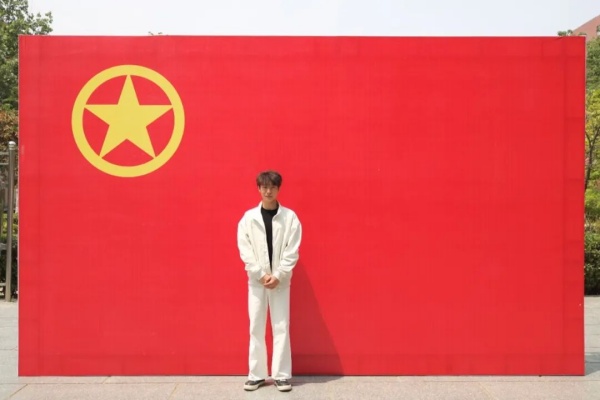 【團(tuán)旗合影，青春留念】“我與團(tuán)旗團(tuán)徽合個(gè)影”：定格青春印記 鐫刻初心使命