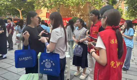 行將致遠(yuǎn) 暖心護(hù)航——保定理工學(xué)院“紅心向黨”黨員志愿者服務(wù)隊為2025屆畢業(yè)生平安離校保駕護(hù)航