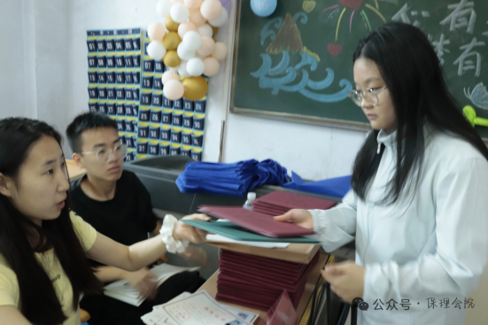 行將致遠(yuǎn) 暖心護(hù)航——保定理工學(xué)院“紅心向黨”黨員志愿者服務(wù)隊為2025屆畢業(yè)生平安離校保駕護(hù)航